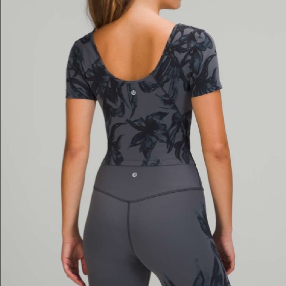Lululemon Align Tee in Botanical Bloom Anchor Multi - Picture 4 of 10